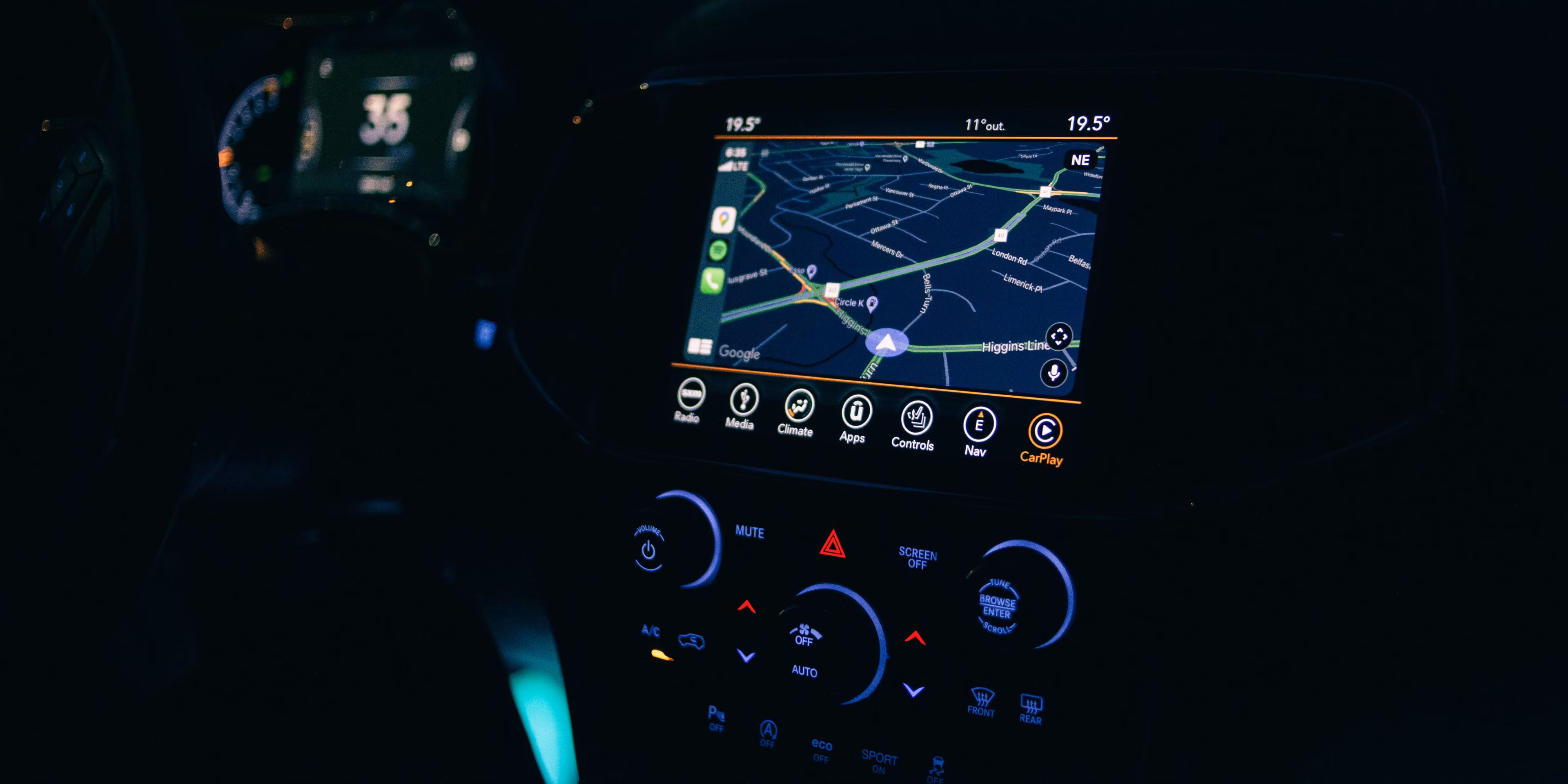 Car navigation system showing real-time map